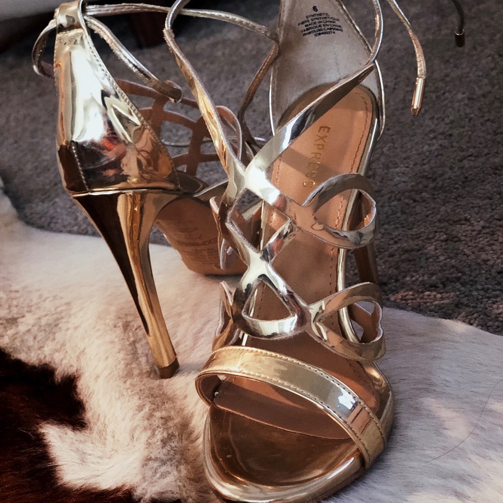 Size 6. Gold strap shoes.Used 1 time for Halloween